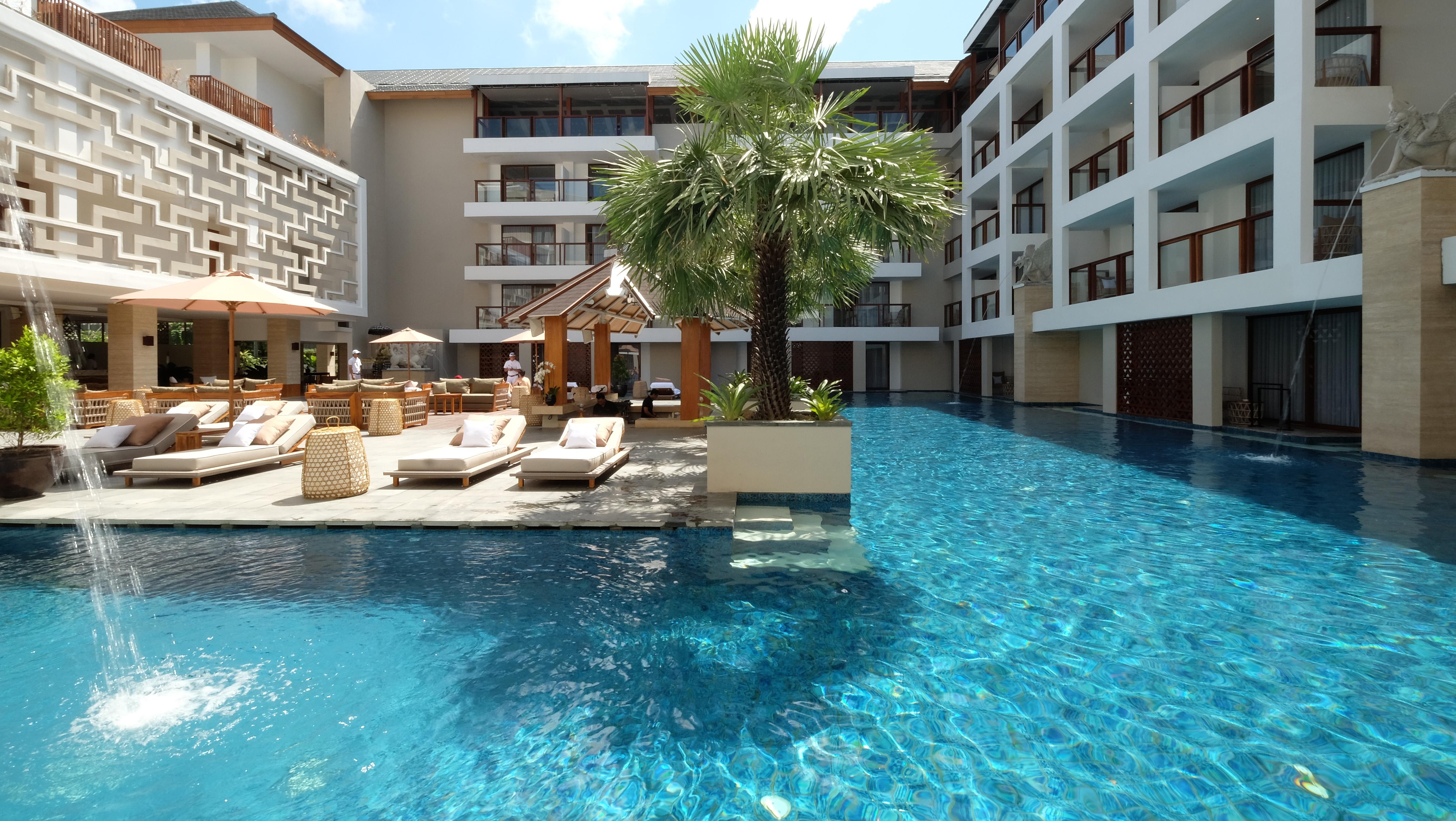 The Bandha Hotel & Suites Legian Exterior foto The pool at the hotel