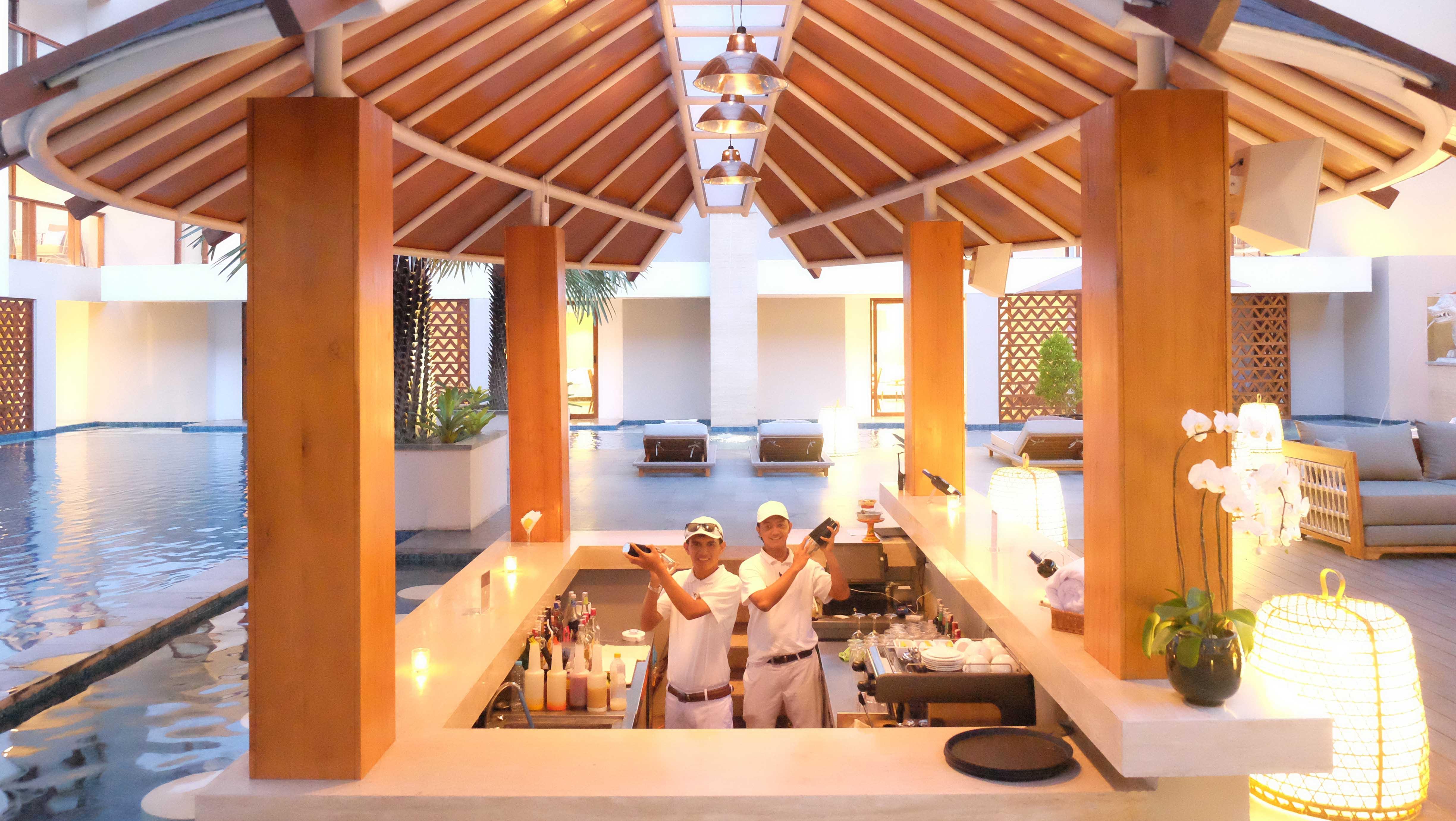 The Bandha Hotel & Suites Legian Exterior foto The bar at the resort