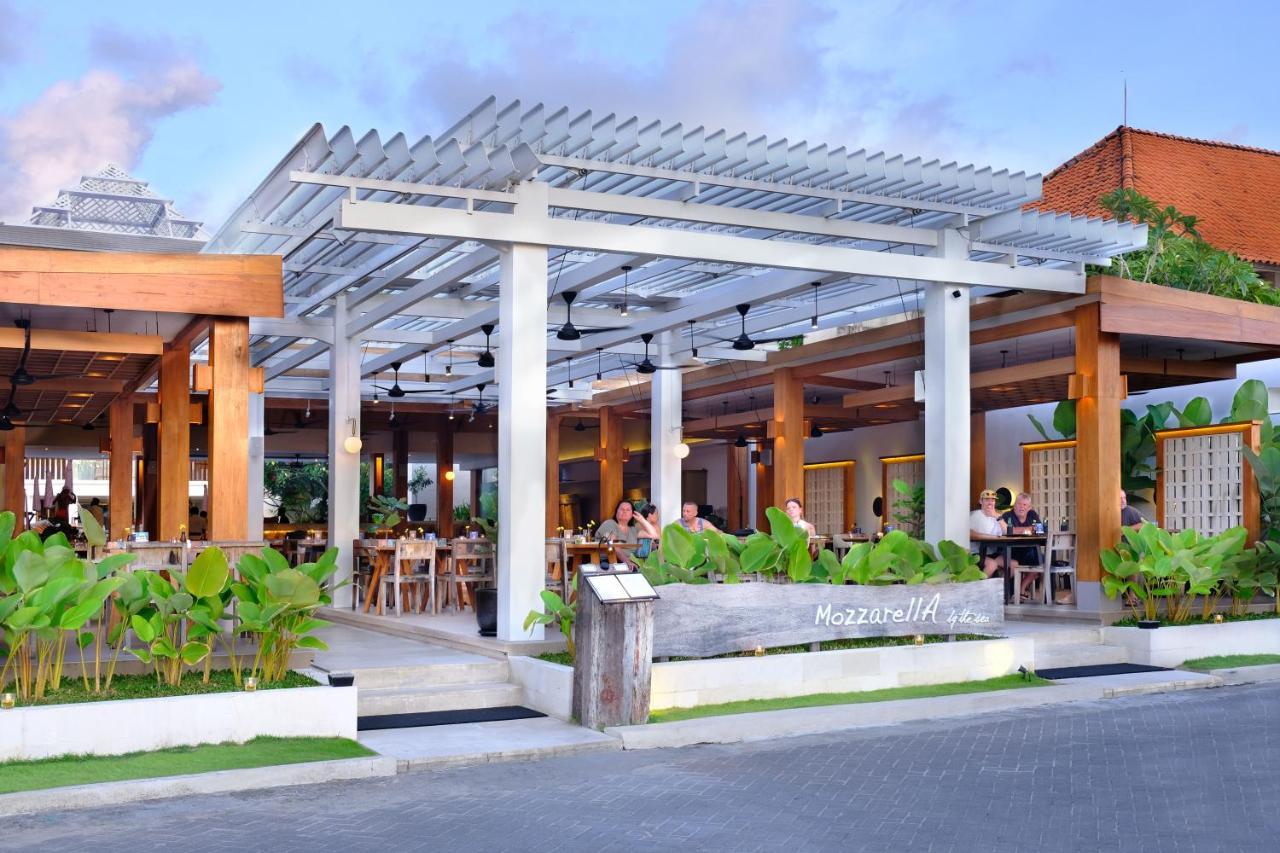 The Bandha Hotel & Suites Legian Exterior foto Restaurant in the resort