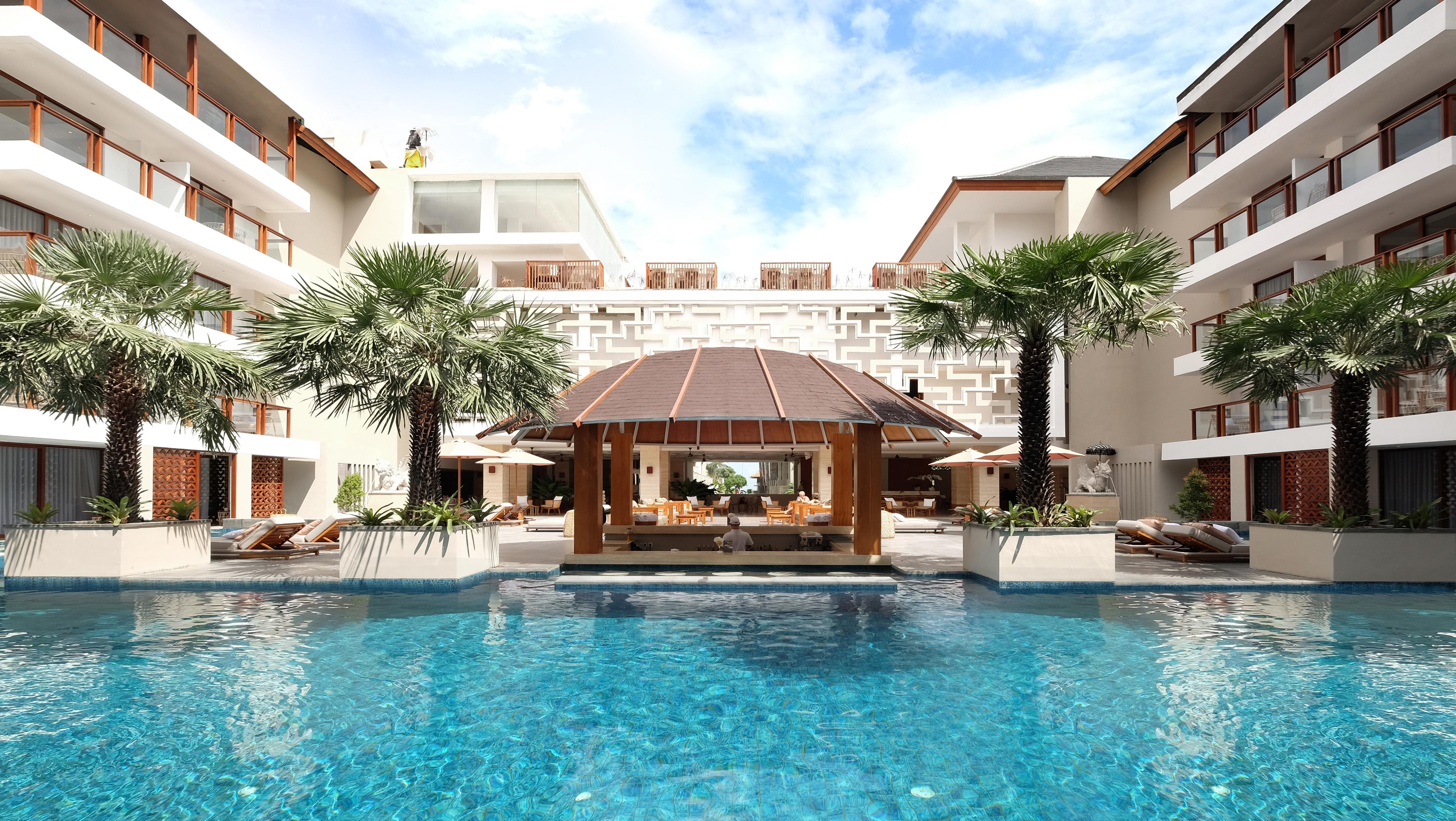 The Bandha Hotel & Suites Legian Exterior foto The pool at the hotel