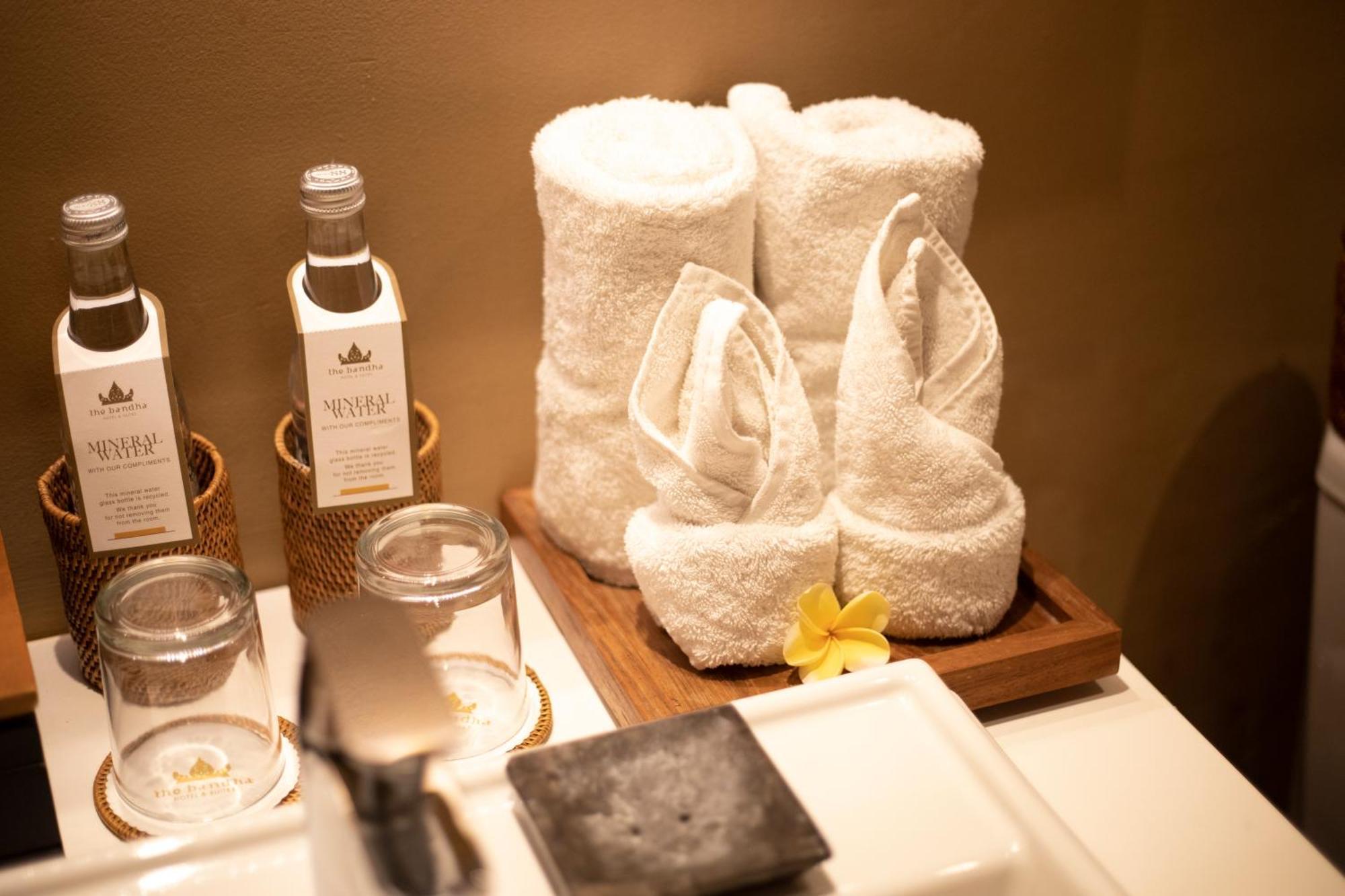 The Bandha Hotel & Suites Legian Exterior foto A selection of hotel amenities