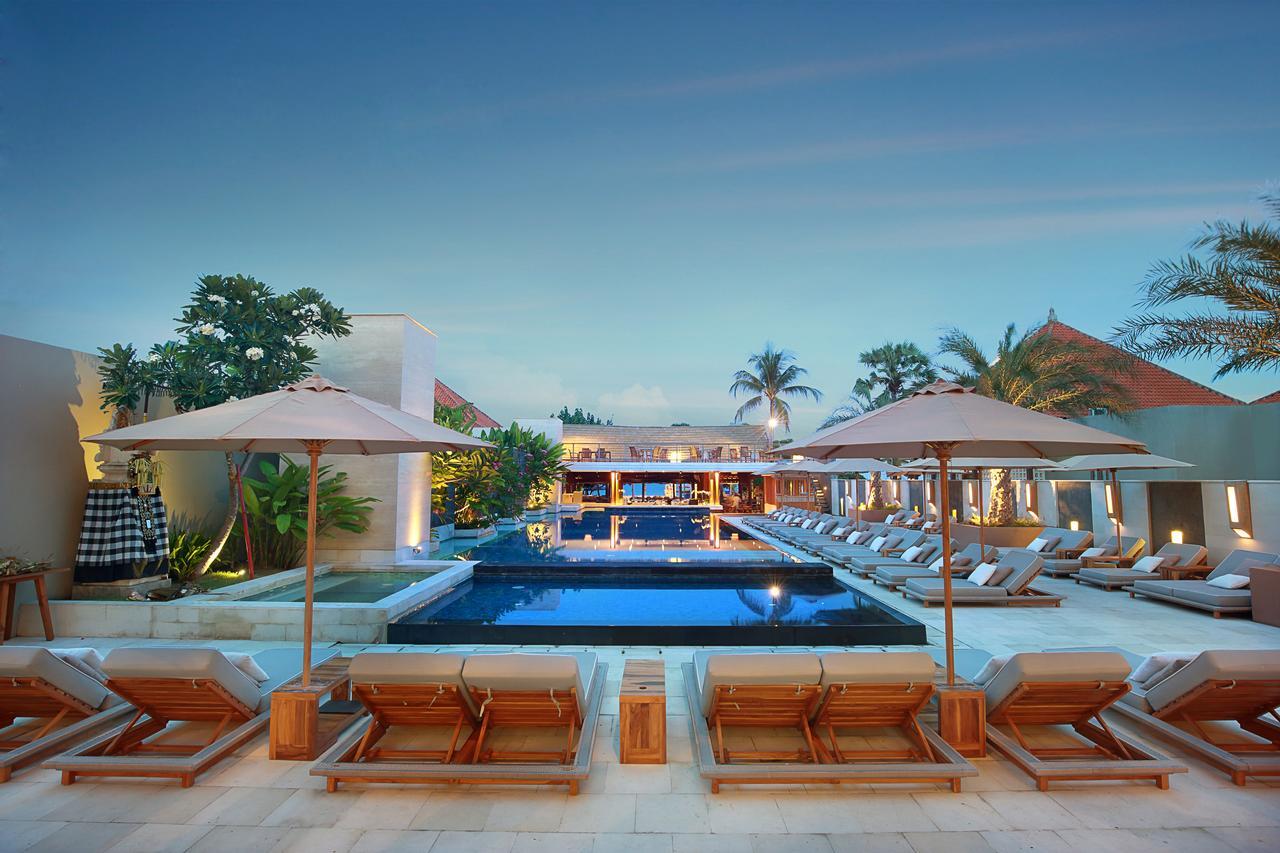 The Bandha Hotel & Suites Legian Exterior foto The swimming pool at the hotel